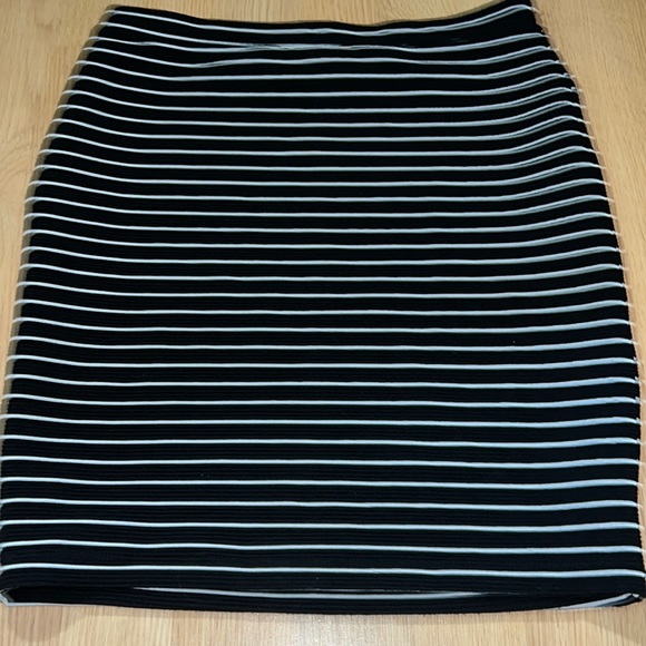 Lily Star Dresses & Skirts - EUC short Pencil skirt